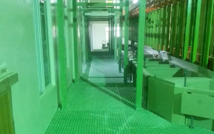 廣東清遠新野衛浴公司電鍍平臺項目玻璃鋼格柵、玻璃鋼橋架工程(圖2)